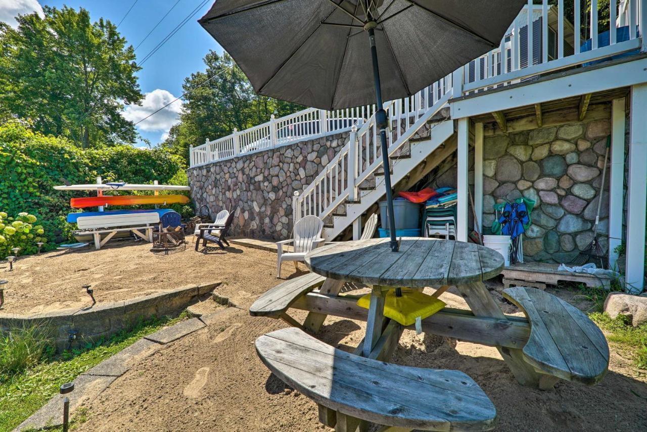 Lakefront Newaygo Home - Private Dock, Kayaks Екстер'єр фото